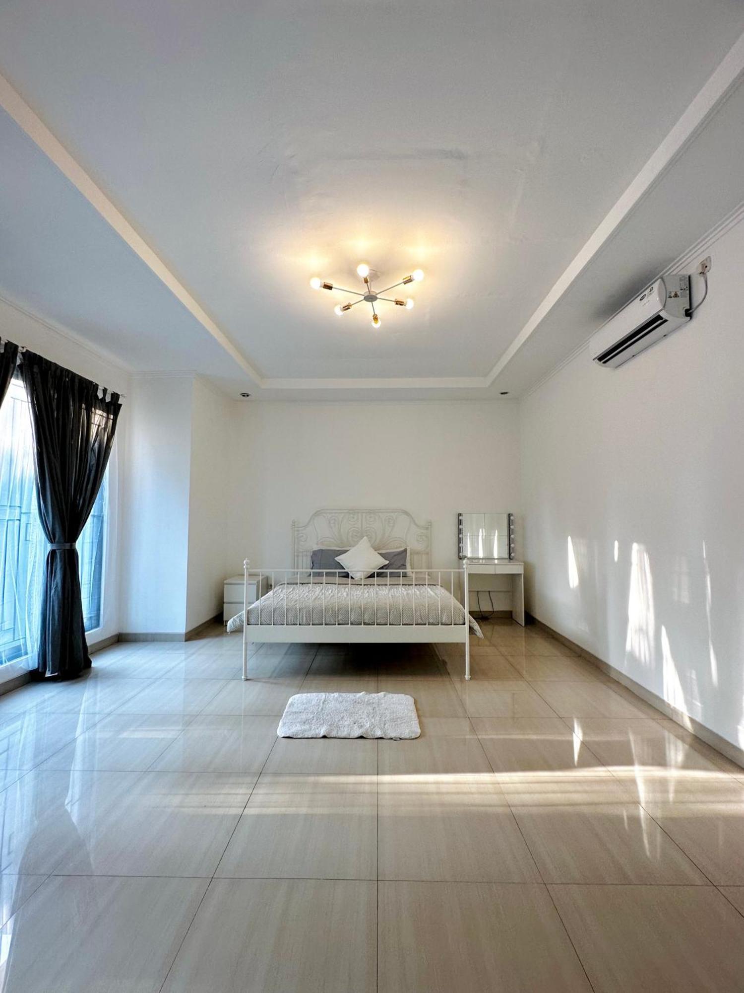 4-Bedroom Home In South Jakarta Nuansa Swadarma Residence By Le Ciel Hospitality 외부 사진